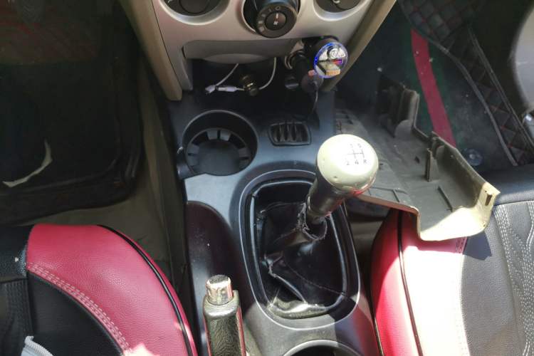 Used Huatai Santa Fe Classic 2011 2.0L Gasoline Manual Two-Wheel Drive Comfort Version Gear Lever