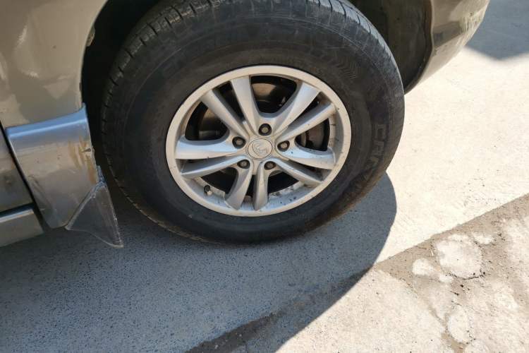 Used Huatai Santa Fe Classic 2011 2.0L Gasoline Manual Two-Wheel Drive Comfort Version Right Front Wheel Hub
