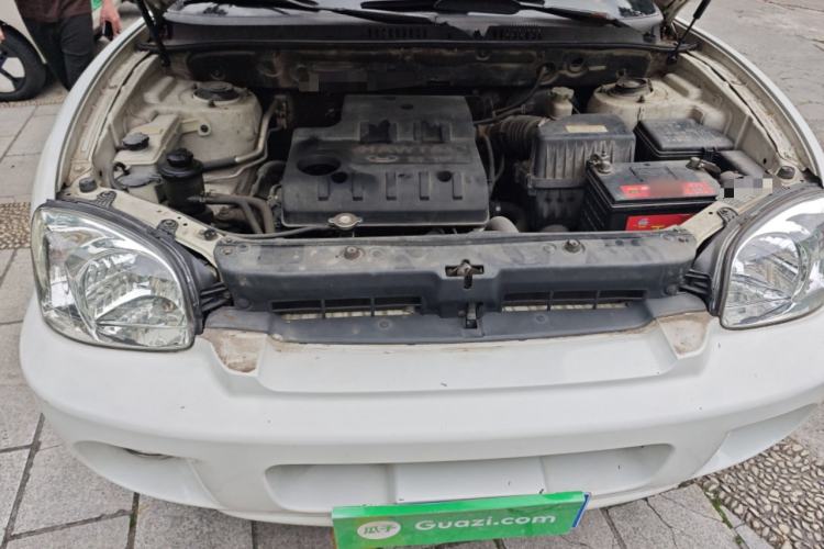 Used Huatai Santa Fe Classic 2011 2.0L Gasoline Manual Two-Wheel Drive Luxury Version Engine Bay