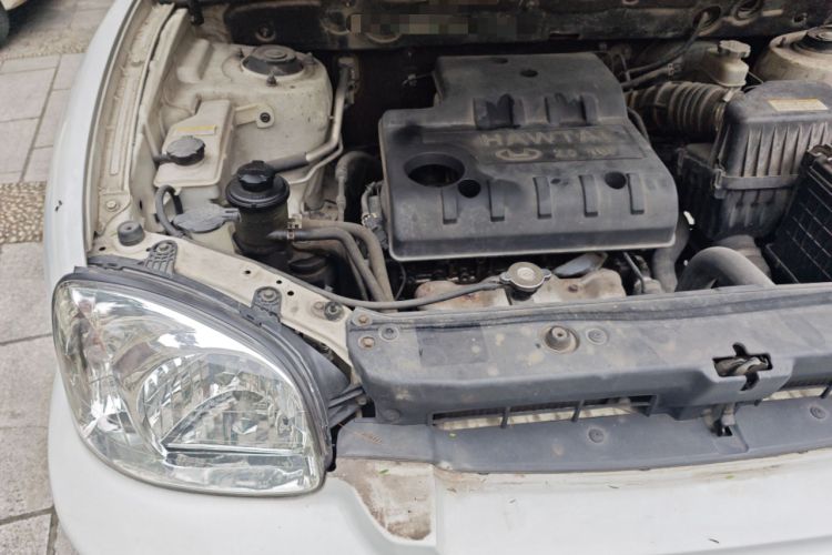 Used Huatai Santa Fe Classic 2011 2.0L Gasoline Manual Two-Wheel Drive Luxury Version Engine Bay Right
