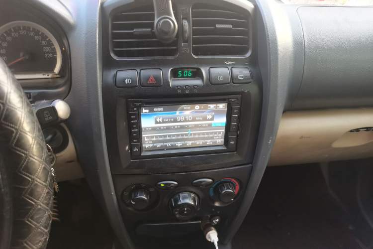 Used Huatai Santa Fe Classic 2012 2.0L Gasoline Manual Two-Wheel Drive with Sunroof Audio And AC Panel