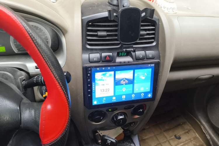 Used Huatai Santa Fe Classic 2012 2.0L Gasoline Manual Two-Wheel Drive with Sunroof Audio And AC Panel