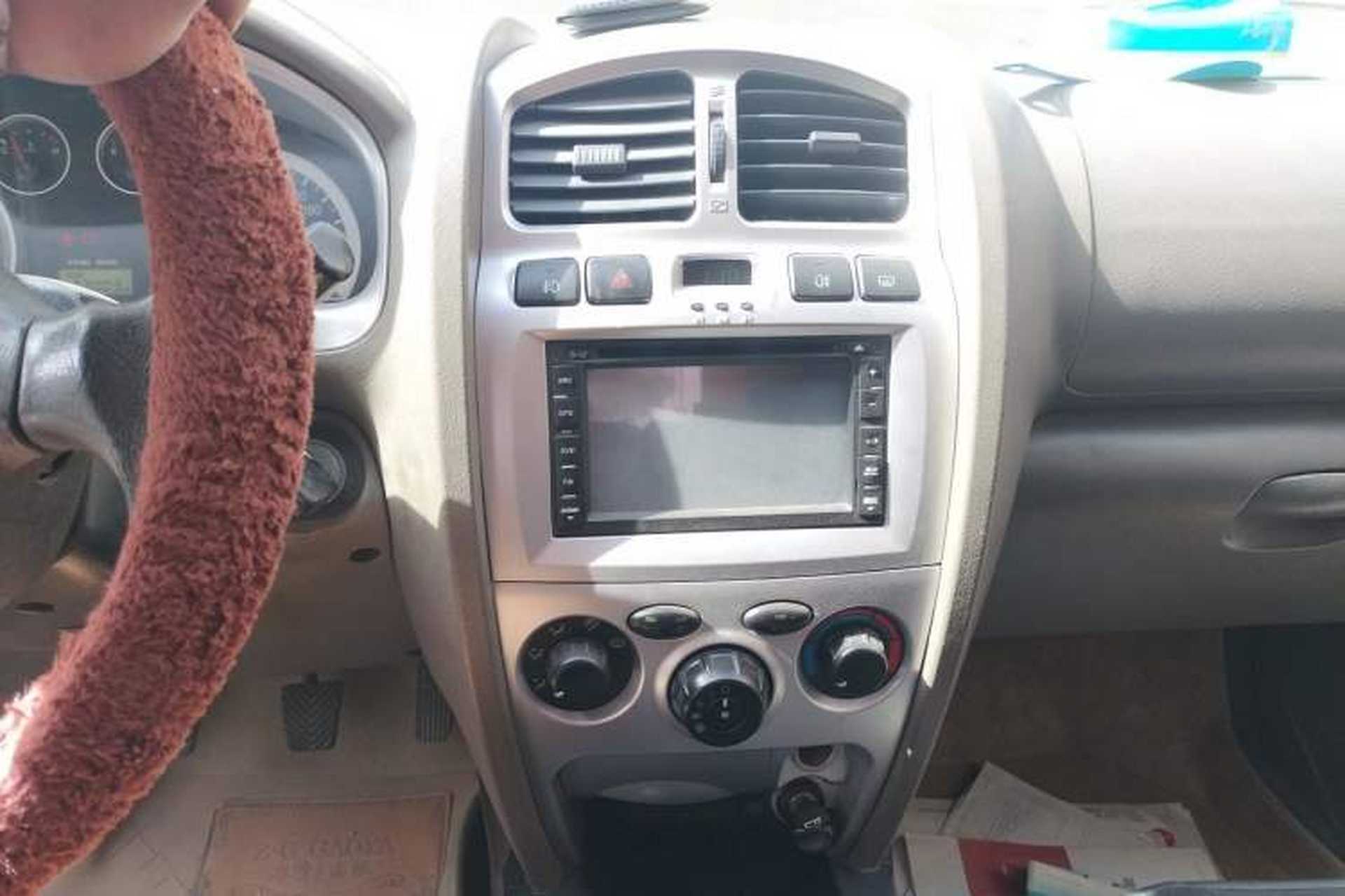 Used Huatai Santa Fe Classic 2012 2.0L Gasoline Manual Luxury Version Audio And AC Panel