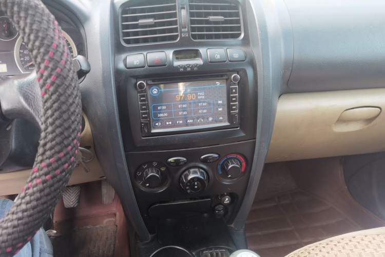Used Huatai Santa Fe Classic 2012 2.0L Gasoline Manual Two-Wheel Drive with Sunroof Audio And AC Panel