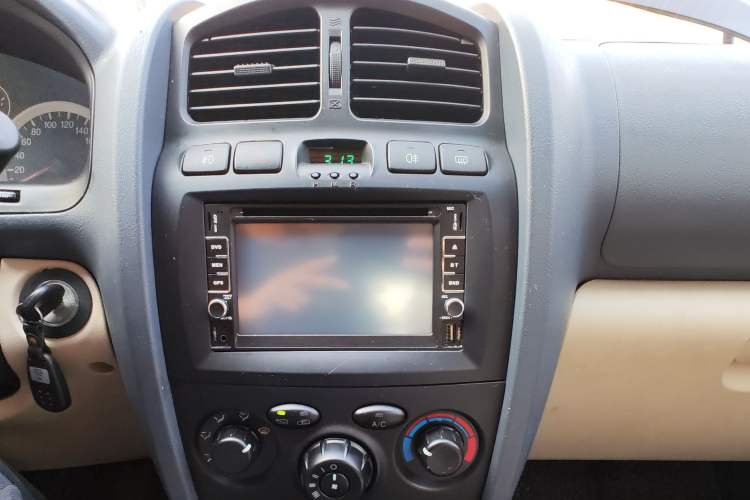 Used Huatai Santa Fe Classic 2012 2.0T Diesel Manual Two-Wheel Drive Hurricane Version Audio And AC Panel