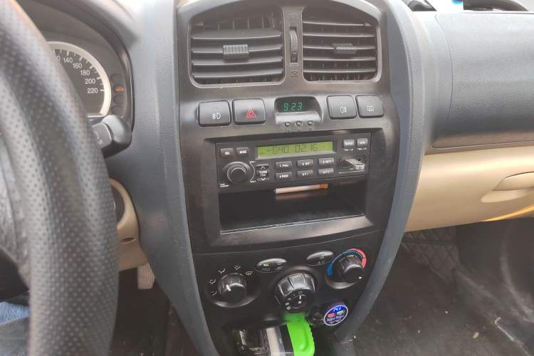 Used Huatai Santa Fe Classic 2012 2.0L Gasoline Manual Two-Wheel Drive with Sunroof Audio And AC Panel