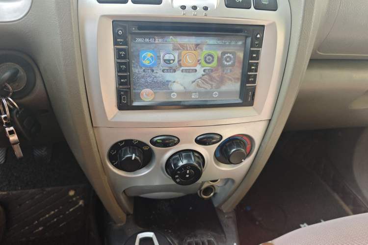 Used Huatai Santa Fe Classic 2012 2.0L Gasoline Manual Two-Wheel Drive with Sunroof Audio And AC Panel
