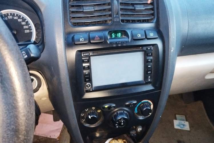 Used Huatai Santa Fe Classic 2012 2.0L Gasoline Manual Two-Wheel Drive with Sunroof Audio And AC Panel