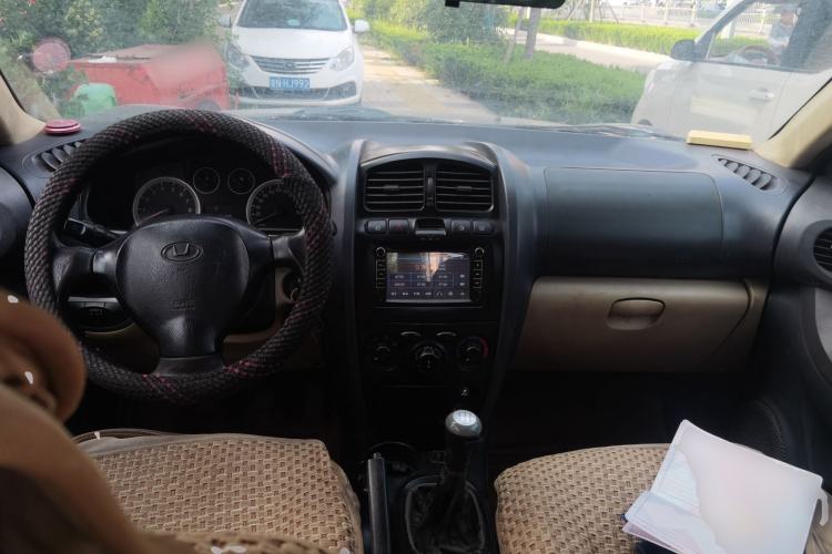 Used Huatai Santa Fe Classic 2012 2.0L Gasoline Manual Two-Wheel Drive with Sunroof Center Console