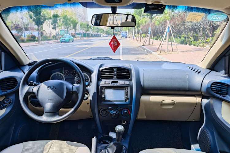 Used Huatai Santa Fe Classic 2012 2.0T Diesel Manual Two-Wheel Drive Hurricane Version Center Console