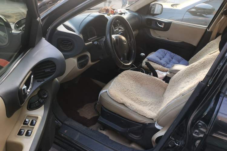 Used Huatai Santa Fe Classic 2012 2.0L Gasoline Manual Two-Wheel Drive with Sunroof Driver Seat