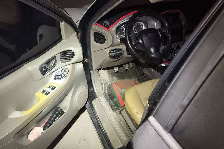 Used Huatai Santa Fe Classic 2012 2.0L Gasoline Manual Two-Wheel Drive with Sunroof Driver Seat