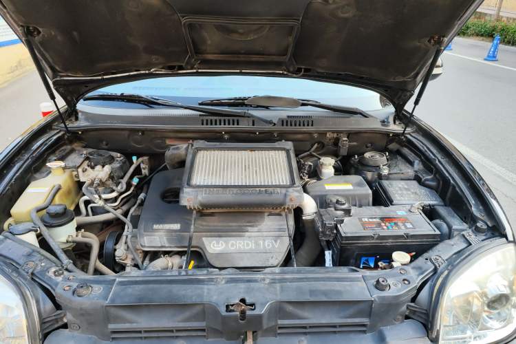 Used Huatai Santa Fe Classic 2012 2.0T Diesel Manual Two-Wheel Drive Hurricane Version Engine Bay
