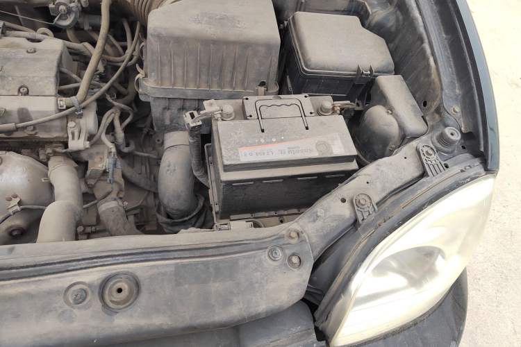 Used Huatai Santa Fe Classic 2012 2.0L Gasoline Manual Two-Wheel Drive with Sunroof Engine Bay Left