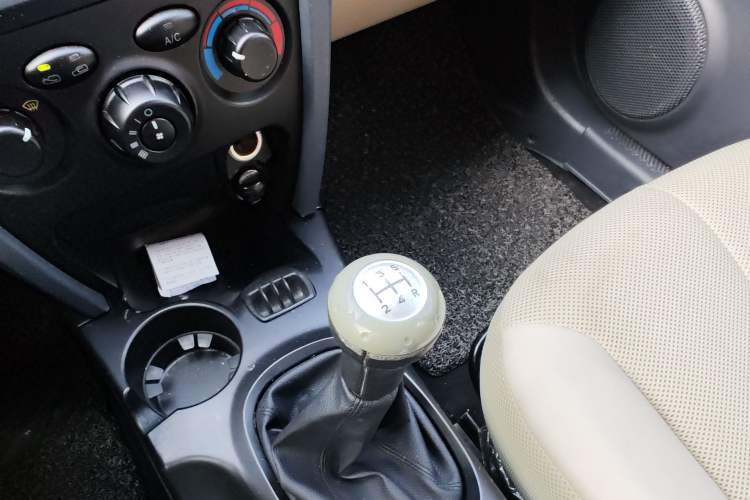 Used Huatai Santa Fe Classic 2012 2.0T Diesel Manual Two-Wheel Drive Hurricane Version Gear Lever