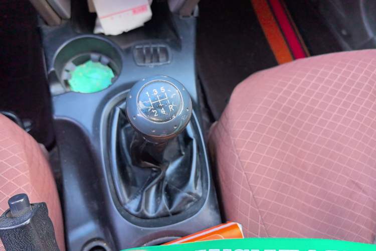 Used Huatai Santa Fe Classic 2012 2.0L Gasoline Manual Two-Wheel Drive with Sunroof Gear Lever