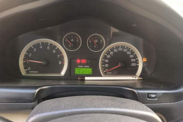 Used Huatai Santa Fe Classic 2012 2.0L Gasoline Manual Two-Wheel Drive with Sunroof Instrument Cluster