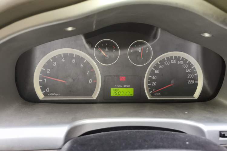 Used Huatai Santa Fe Classic 2012 2.0L Gasoline Manual Two-Wheel Drive with Sunroof Instrument Cluster