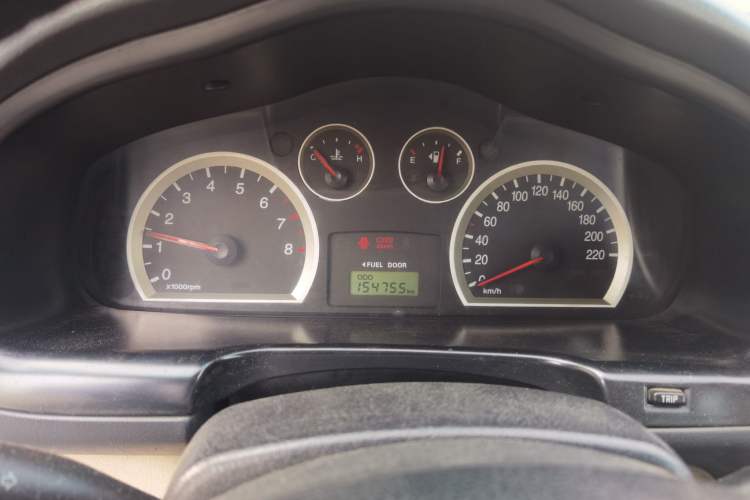 Used Huatai Santa Fe Classic 2012 2.0L Gasoline Manual Two-Wheel Drive with Sunroof Instrument Cluster