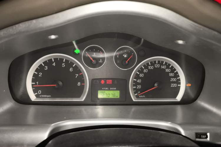 Used Huatai Santa Fe Classic 2012 2.0L Gasoline Manual Two-Wheel Drive with Sunroof Instrument Cluster
