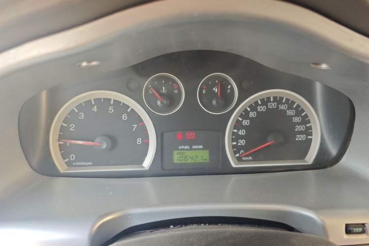 Used Huatai Santa Fe Classic 2012 2.0L Gasoline Manual Two-Wheel Drive with Sunroof Instrument Cluster