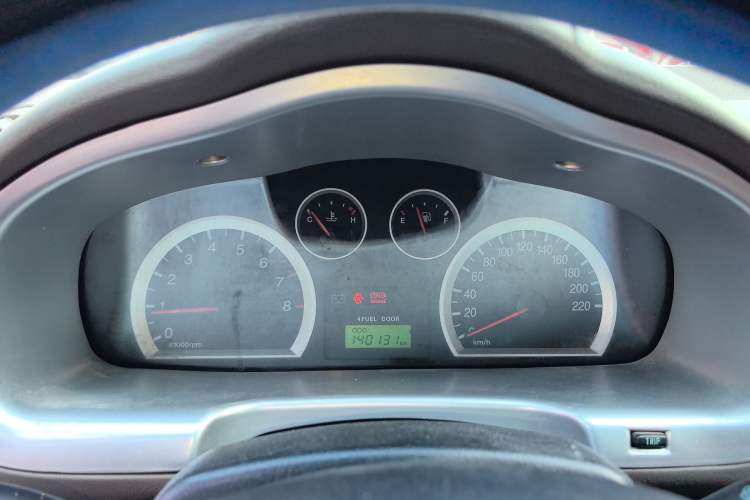 Used Huatai Santa Fe Classic 2012 2.0L Gasoline Manual Two-Wheel Drive with Sunroof Instrument Cluster