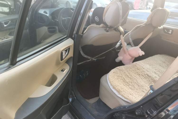 Used Huatai Santa Fe Classic 2012 2.0L Gasoline Manual Two-Wheel Drive with Sunroof Left Rear Seat