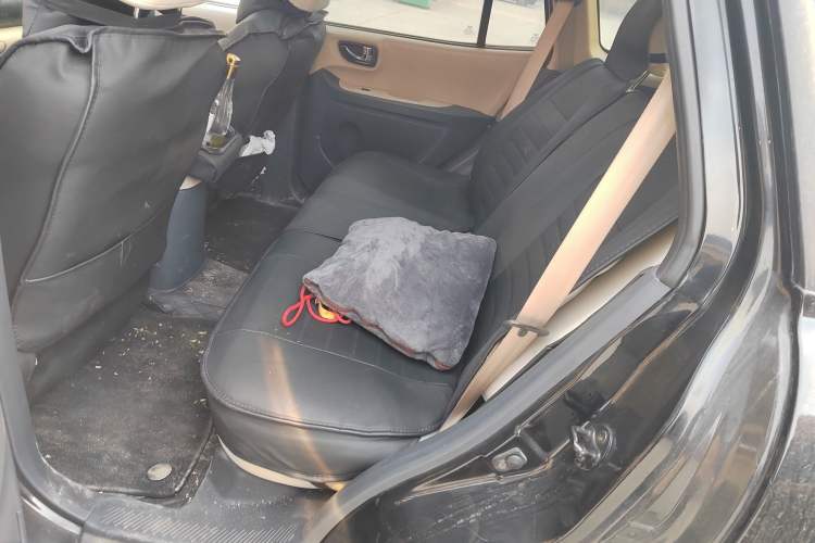 Used Huatai Santa Fe Classic 2012 2.0L Gasoline Manual Two-Wheel Drive with Sunroof Left Rear Seat