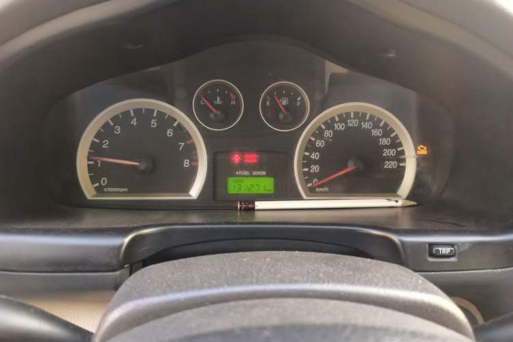 Used Huatai Santa Fe Classic 2012 2.0L Gasoline Manual Two-Wheel Drive with Sunroof Odometer Close Up