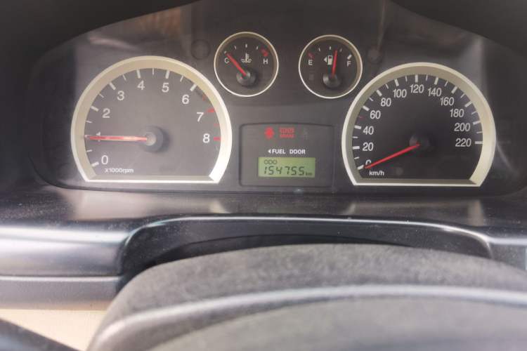 Used Huatai Santa Fe Classic 2012 2.0L Gasoline Manual Two-Wheel Drive with Sunroof Odometer Close Up