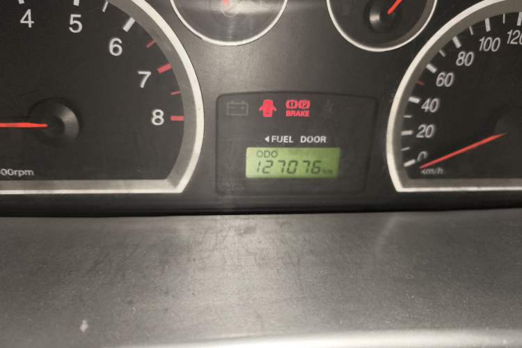 Used Huatai Santa Fe Classic 2012 2.0L Gasoline Manual Two-Wheel Drive with Sunroof Odometer Close Up