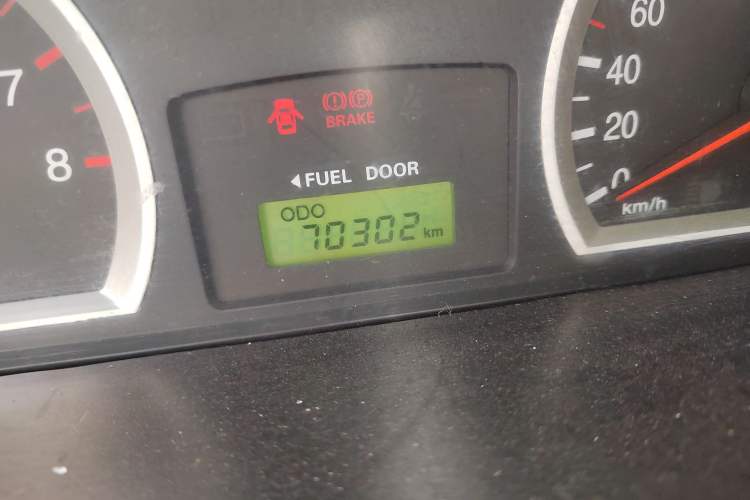 Used Huatai Santa Fe Classic 2012 2.0L Gasoline Manual Two-Wheel Drive with Sunroof Odometer Close Up