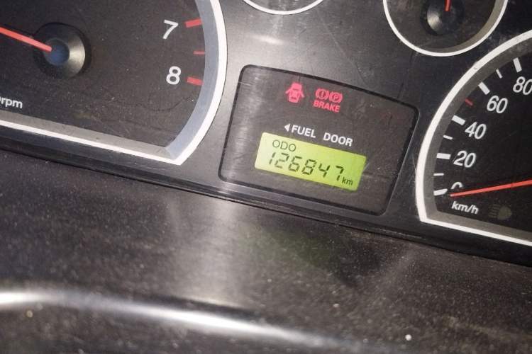 Used Huatai Santa Fe Classic 2012 2.0L Gasoline Manual Two-Wheel Drive with Sunroof Odometer Close Up
