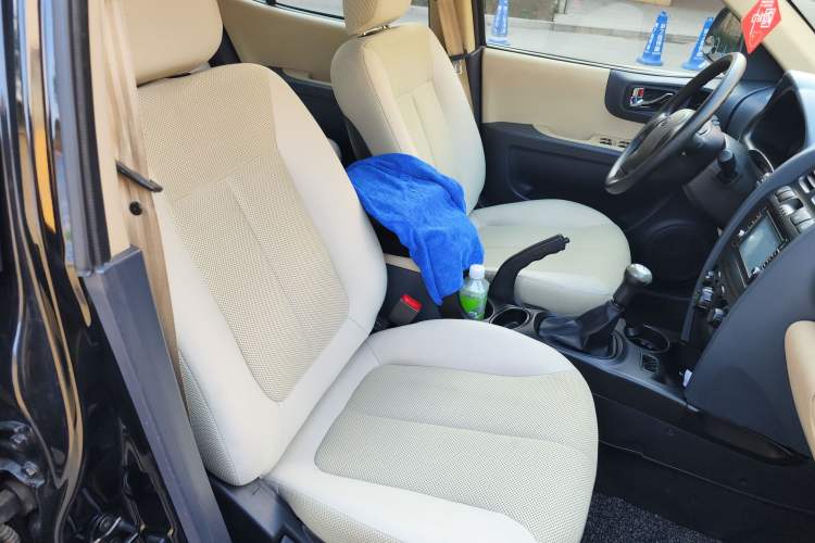 Used Huatai Santa Fe Classic 2012 2.0T Diesel Manual Two-Wheel Drive Hurricane Version Right Front Seat