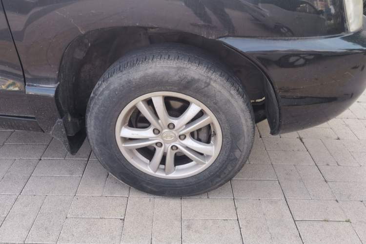Used Huatai Santa Fe Classic 2012 2.0L Gasoline Manual Two-Wheel Drive with Sunroof Right Front Wheel Hub