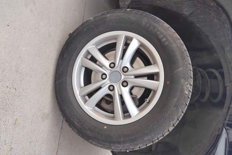Used Huatai Santa Fe Classic 2012 2.0L Gasoline Manual Two-Wheel Drive with Sunroof Right Front Wheel Hub