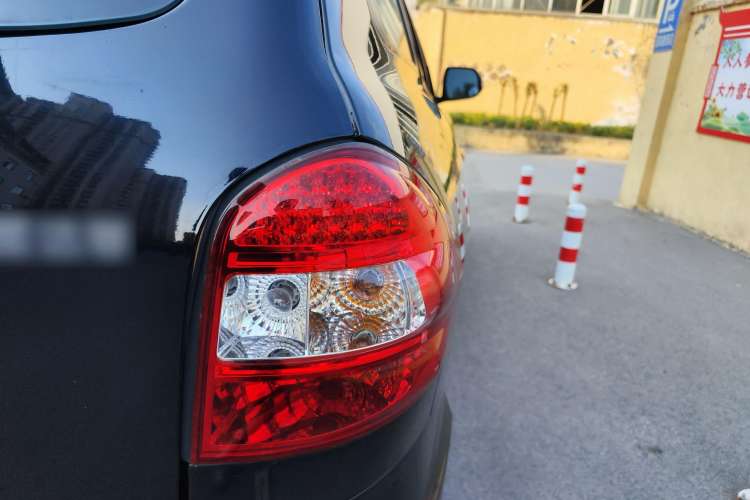 Used Huatai Santa Fe Classic 2012 2.0T Diesel Manual Two-Wheel Drive Hurricane Version Right Rear Taillight