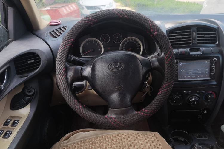 Used Huatai Santa Fe Classic 2012 2.0L Gasoline Manual Two-Wheel Drive with Sunroof Steering Wheel