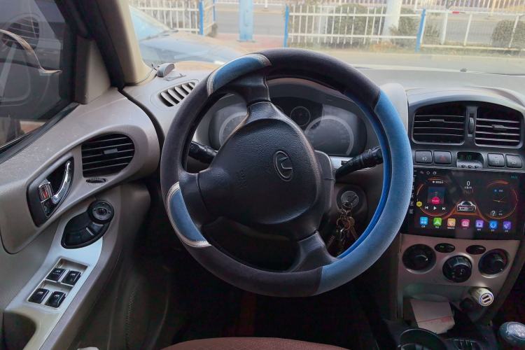 Used Huatai Santa Fe Classic 2012 2.0L Gasoline Manual Two-Wheel Drive with Sunroof Steering Wheel