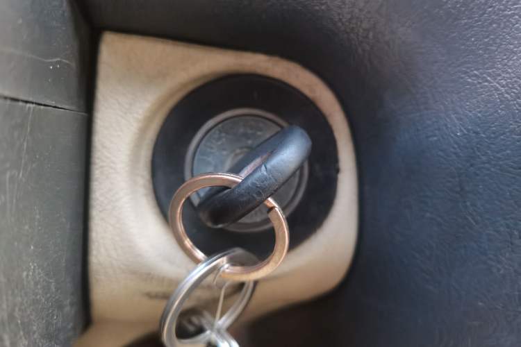 Used Huatai Santa Fe Classic 2012 2.0L Gasoline Manual Two-Wheel Drive with Sunroof Vehicle Key
