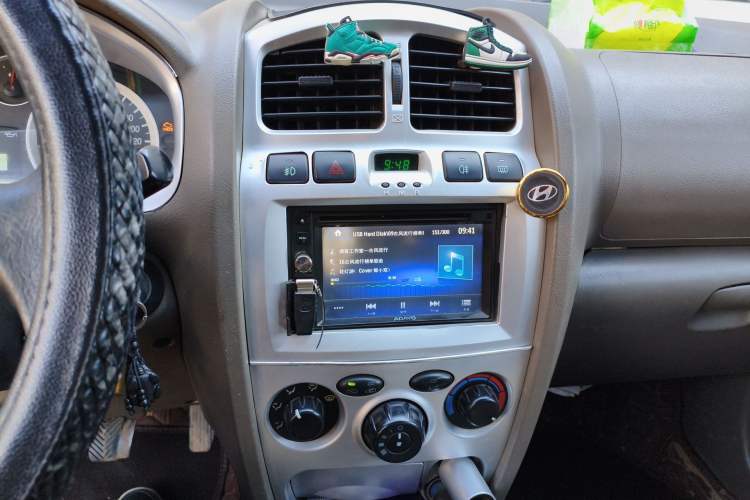 Used Huatai Santa Fe Classic 2012 2.0L Gasoline Manual Two-Wheel Drive Navigation Edition Audio And AC Panel
