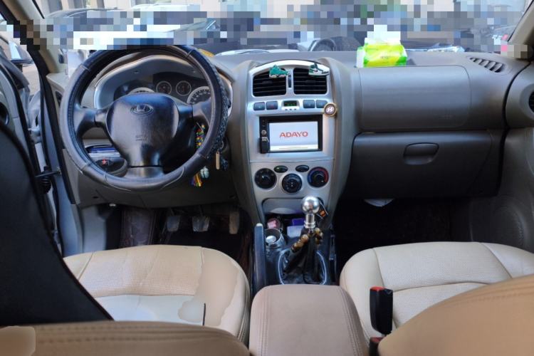 Used Huatai Santa Fe Classic 2012 2.0L Gasoline Manual Two-Wheel Drive Navigation Edition Center Console