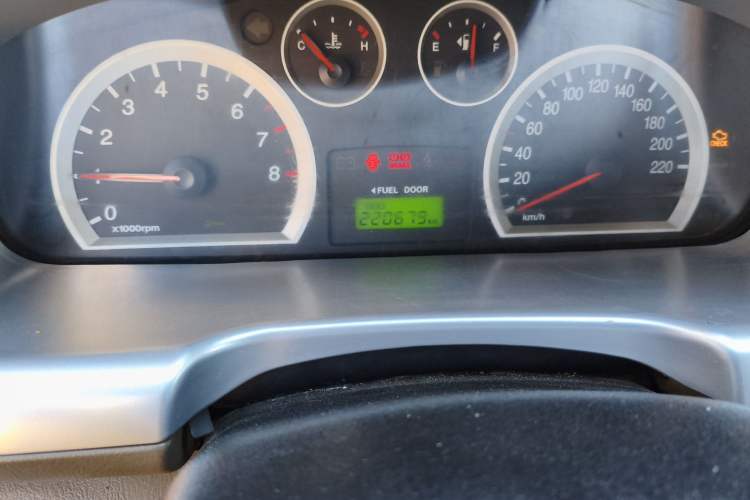 Used Huatai Santa Fe Classic 2012 2.0L Gasoline Manual Two-Wheel Drive Navigation Edition Odometer Close Up