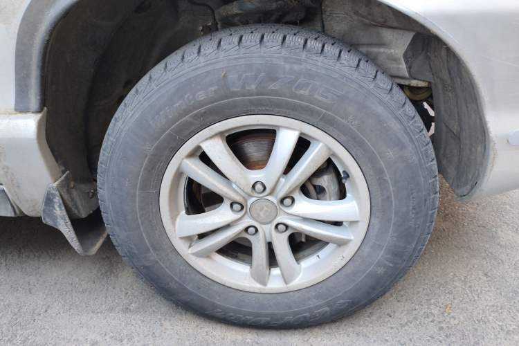 Used Huatai Santa Fe Classic 2012 2.0L Gasoline Manual Two-Wheel Drive Navigation Edition Right Front Wheel Hub