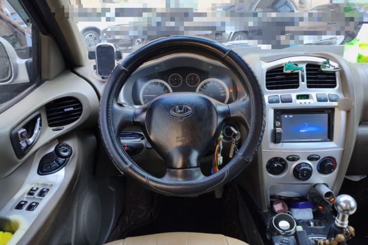 Used Huatai Santa Fe Classic 2012 2.0L Gasoline Manual Two-Wheel Drive Navigation Edition Steering Wheel