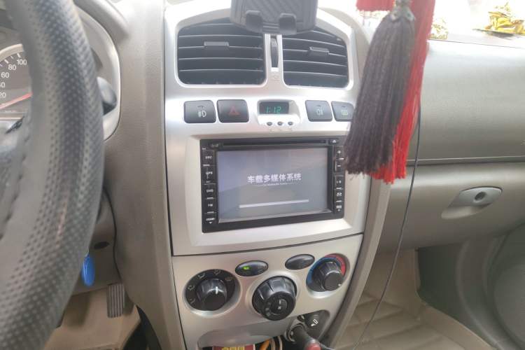 Used Huatai Santa Fe Classic 2012 2.0L Gasoline Manual Two-Wheel Drive with Sunroof Audio And AC Panel