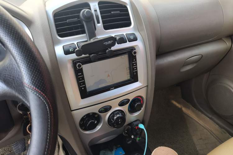 Used Huatai Santa Fe Classic 2012 2.0L Gasoline Manual Two-Wheel Drive with Sunroof Audio And AC Panel