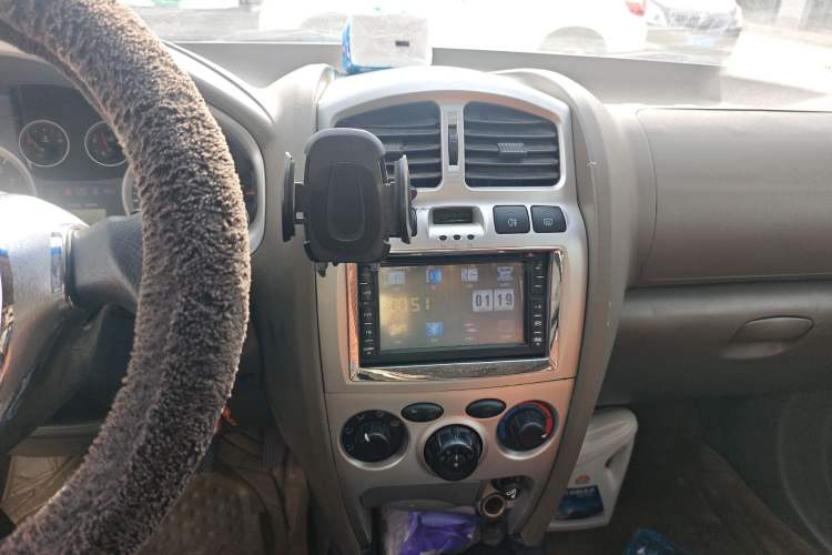 Used Huatai Santa Fe Classic 2012 2.0L Gasoline Manual Luxury Version Audio And AC Panel