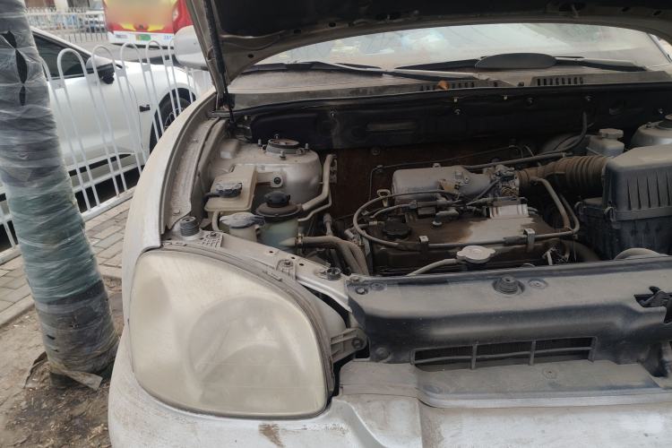 Used Huatai Santa Fe Classic 2012 2.0L Gasoline Manual Two-Wheel Drive with Sunroof Engine Bay Right
