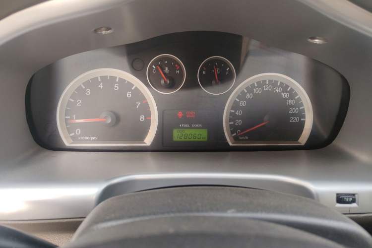 Used Huatai Santa Fe Classic 2012 2.0L Gasoline Manual Two-Wheel Drive with Sunroof Odometer Close Up